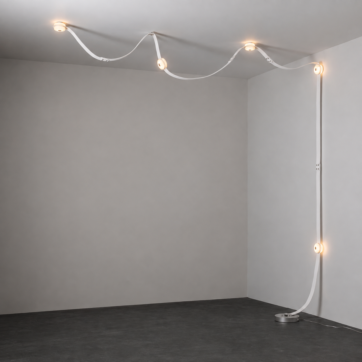 Snaps LED Floor-to-Ceiling Lamp
