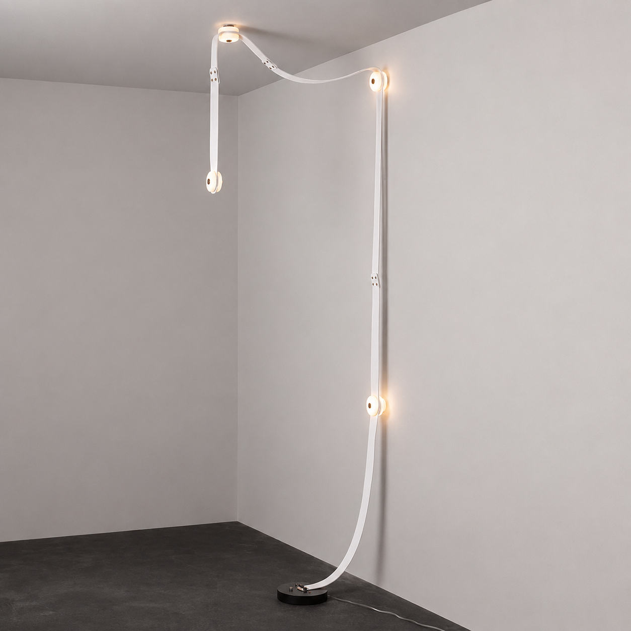 Snaps LED Floor-to-Ceiling Lamp