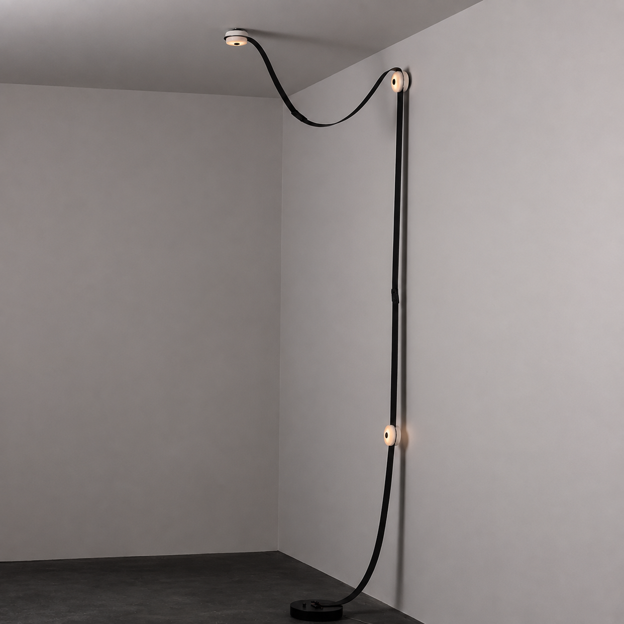Snaps LED Floor-to-Ceiling Lamp