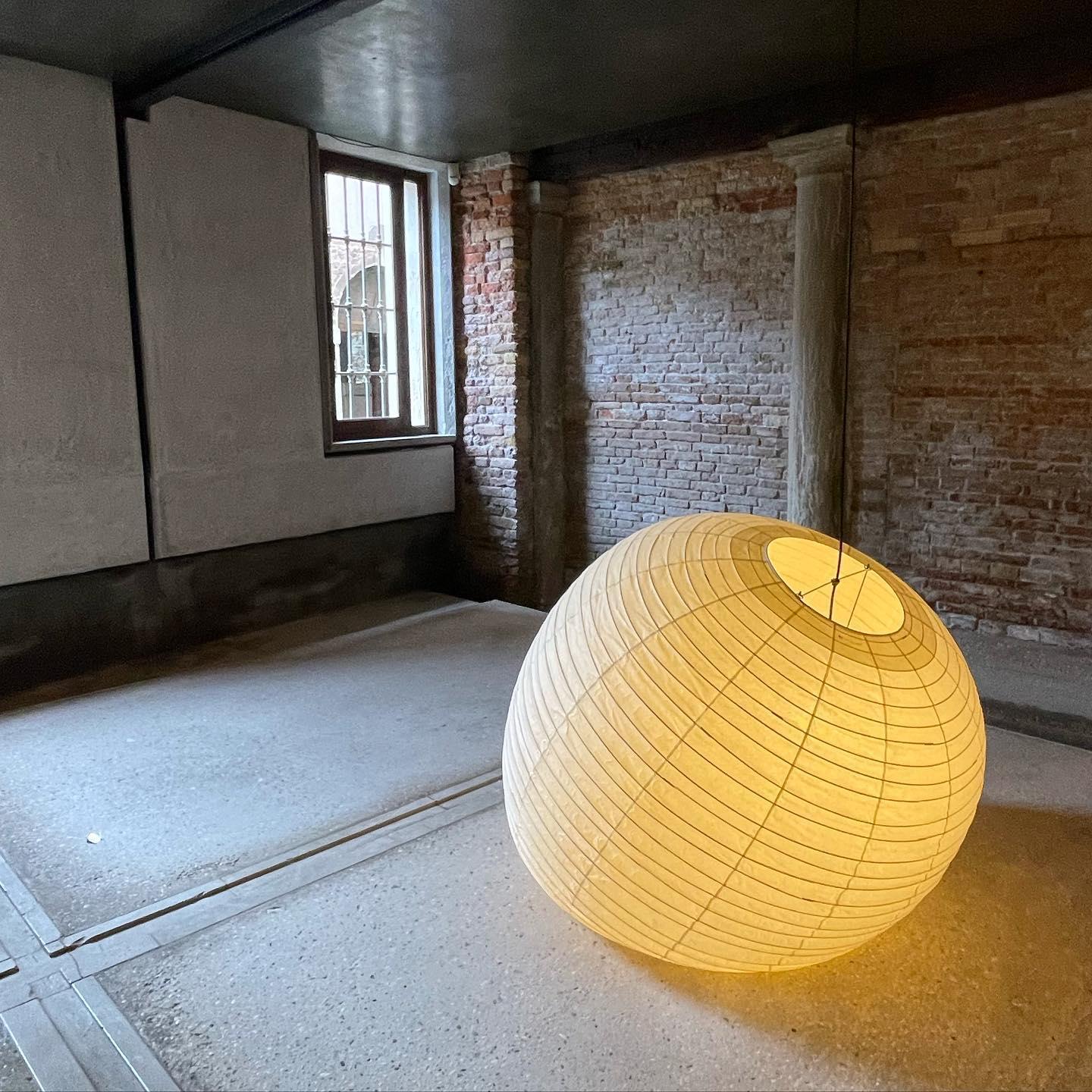 Suspension globe en papier Nuvora