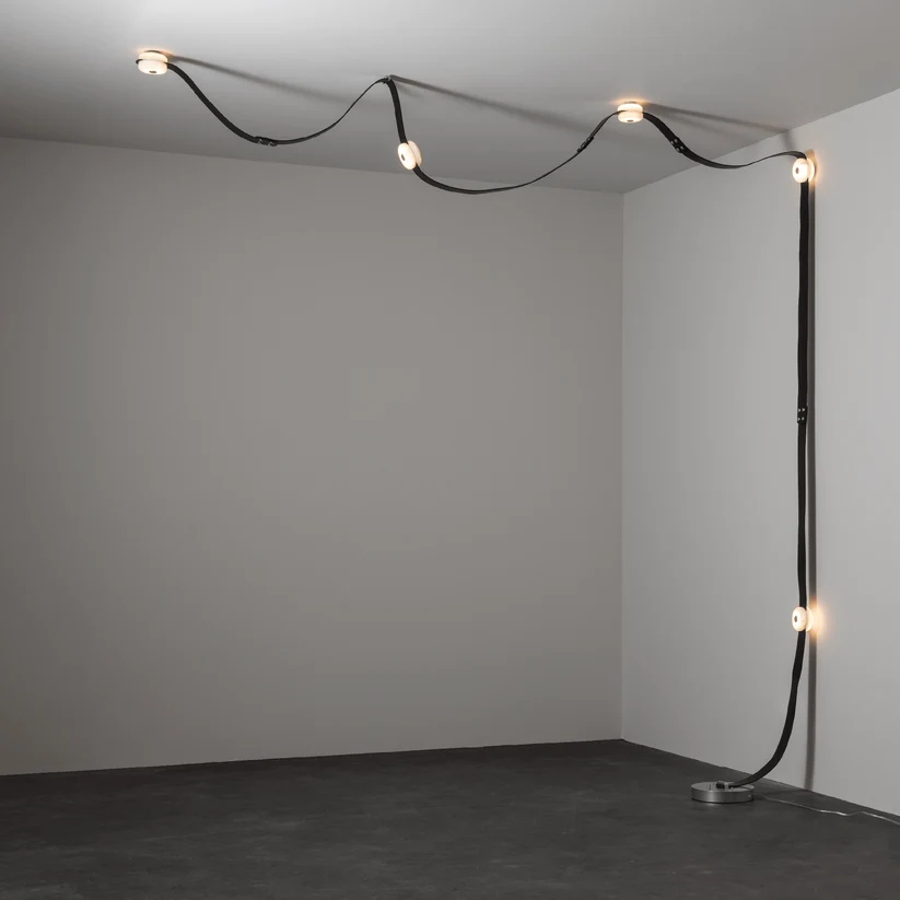 Snaps LED Floor-to-Ceiling Lamp