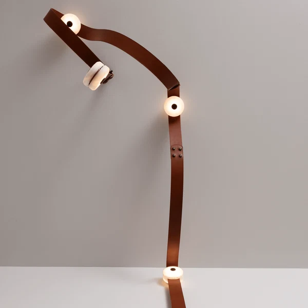 Snaps LED Floor-to-Ceiling Lamp