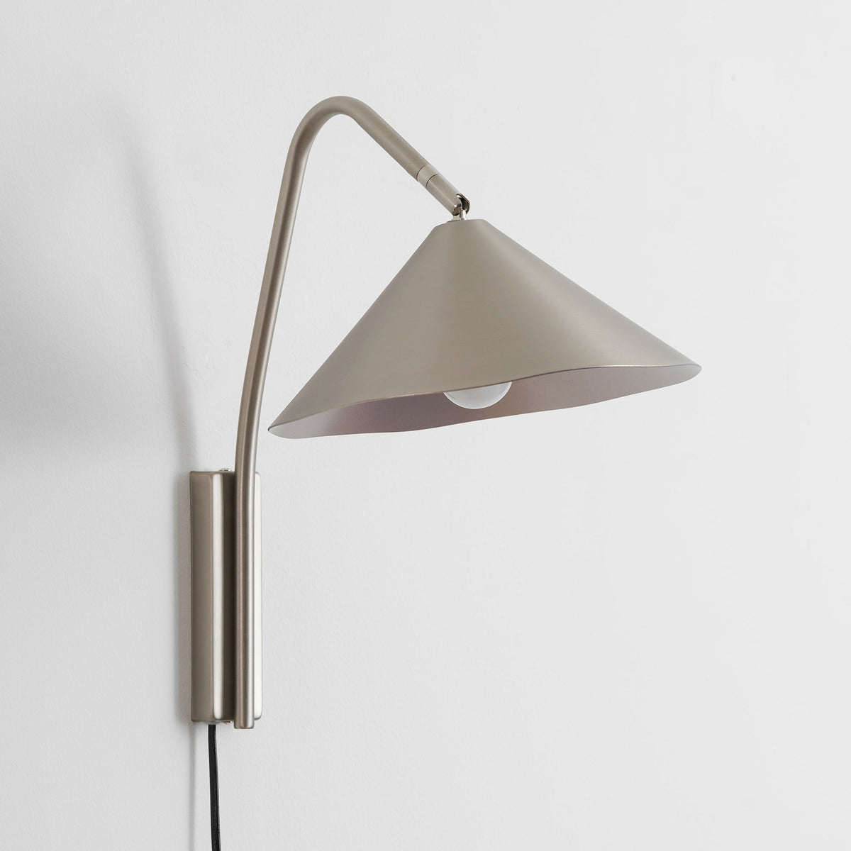 Veyra Scalloped Plug-In Wall Light